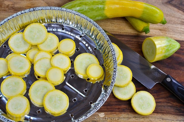 http://asouthern-soul.blogspot.com/2015/06/hack-grill-pan-for-100.html Metal Pan Squash from Hack: Grill Pan for $1.00 recipe
