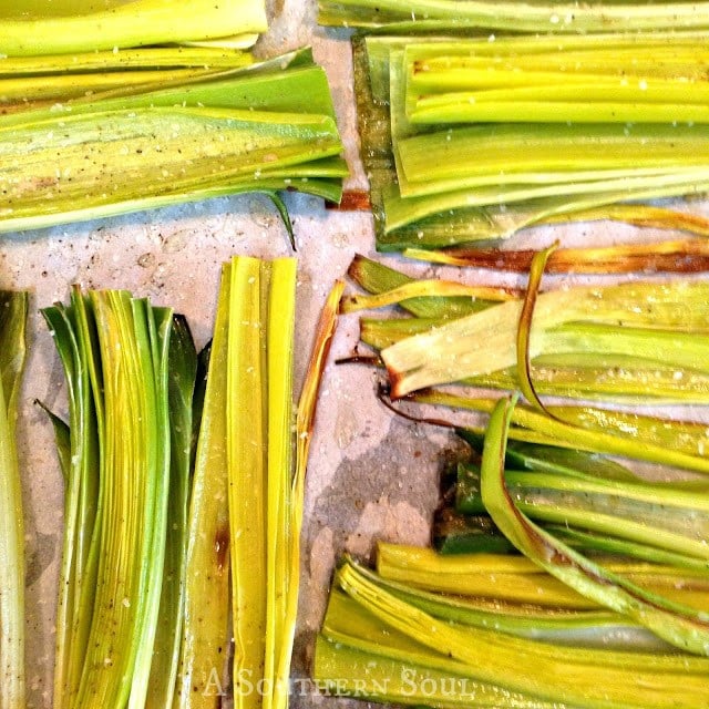 Step-by-step photos for preparing fresh roasted leeks, showing cleaned leeks being trimmed and cut on a wooden cutting board