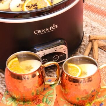 Crock Pot Mulled Cider with brown sugar, cinnamon, cloves, apples and oranges should be named the official drink of fall!