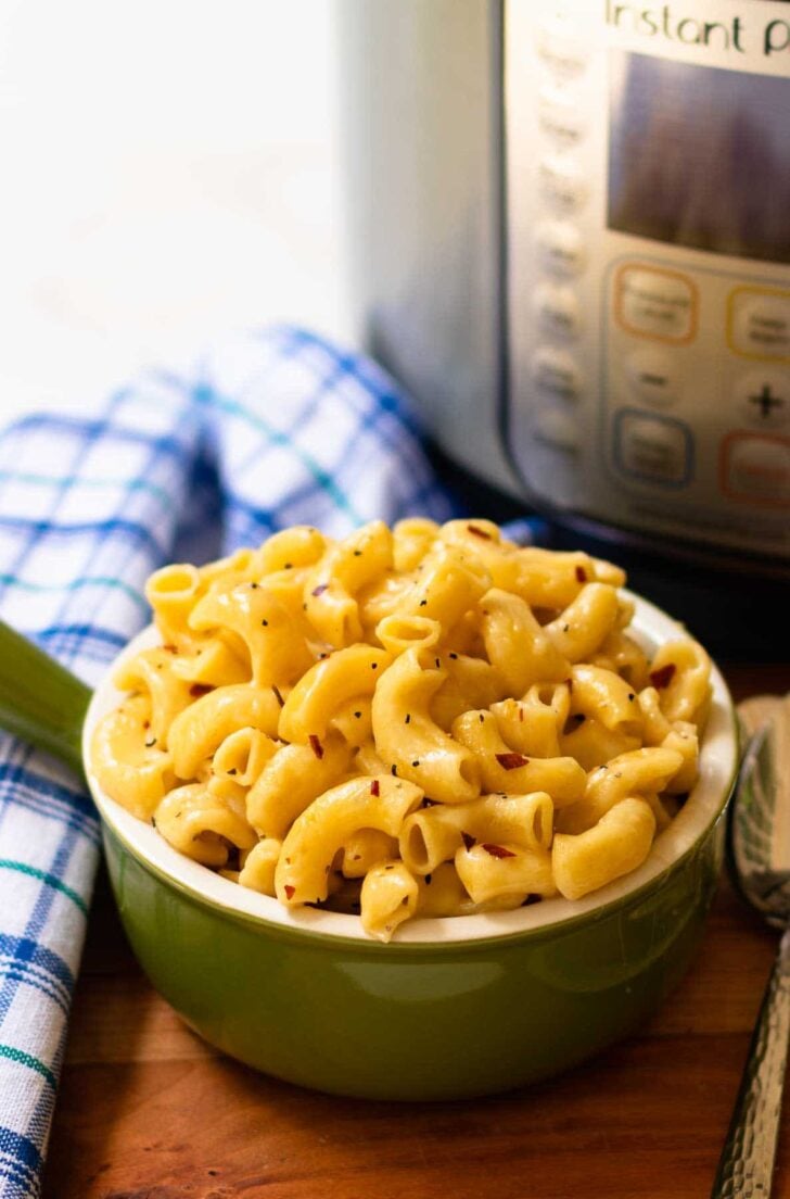 Instant Pot Pepper Jack Mac and Cheese in green bowl.