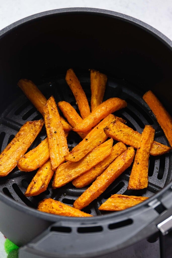 Tender, parfectly cooked carrots in the air fryer are seasoned with garlic powder, salt and pepper.