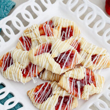 Polish cream cheese cookies dusted with powdered sugar on a plate